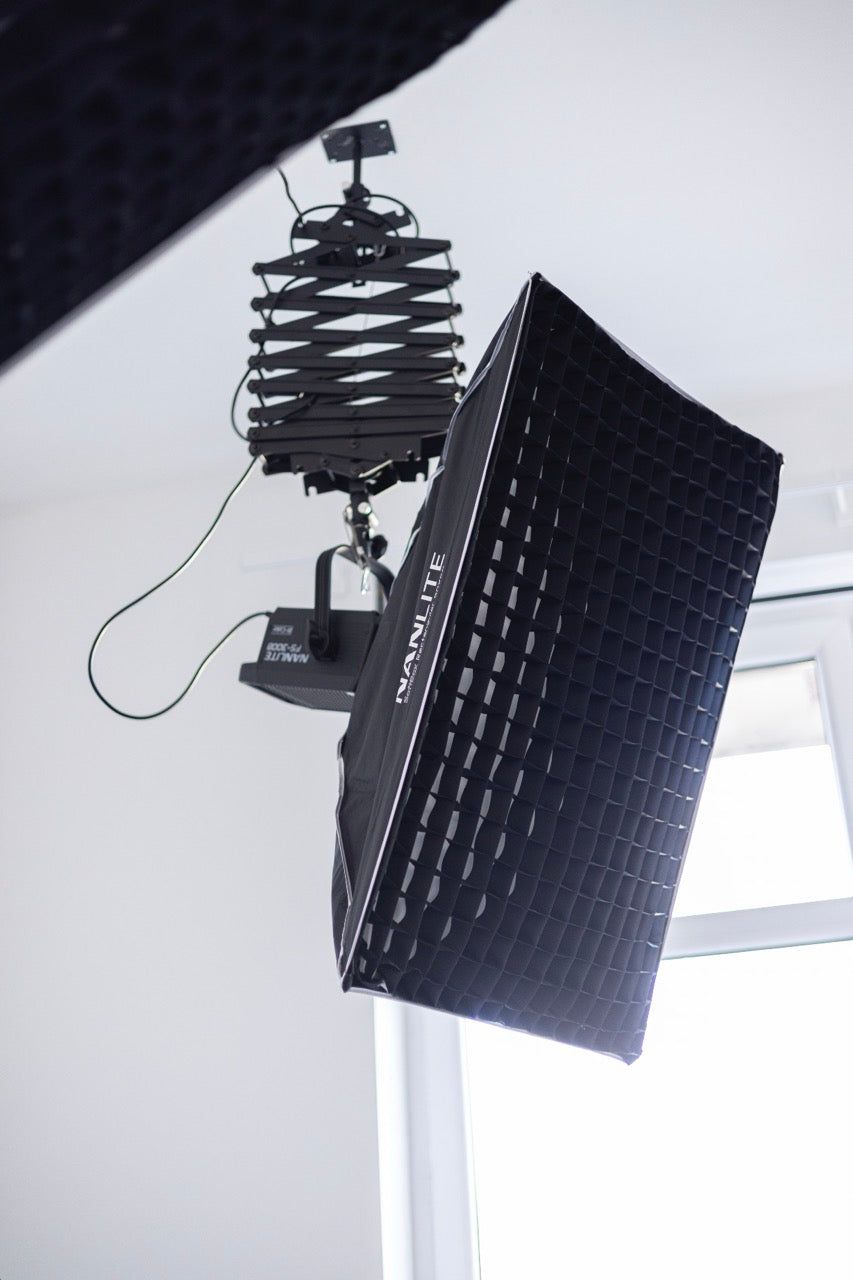 Lampa Nanlite z softboxem na statywie sufitowym