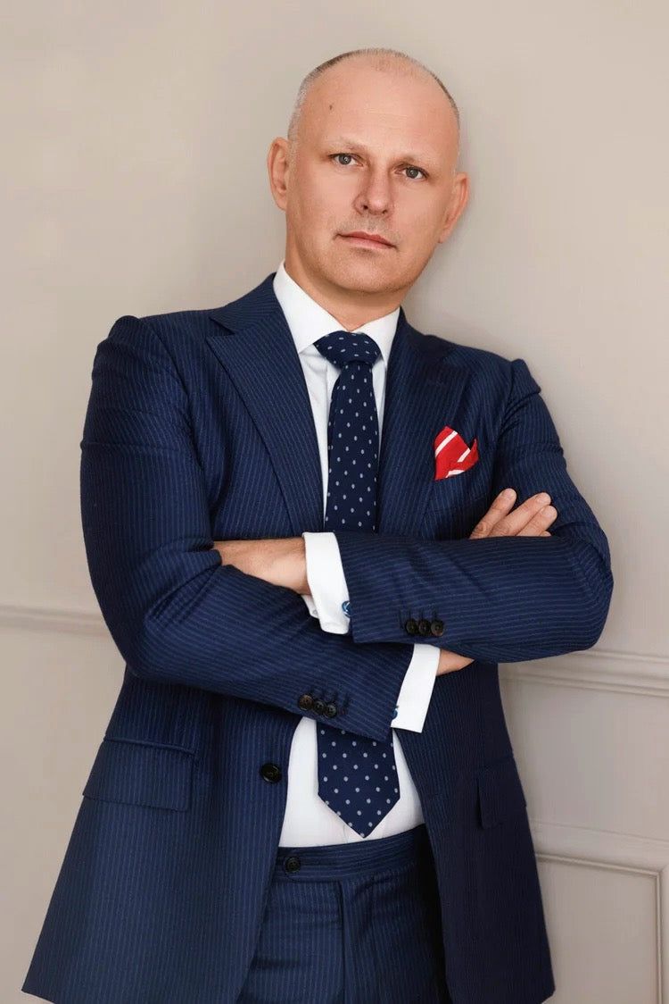 Mężczyzna w granatowym garniturze, portret biznesowy