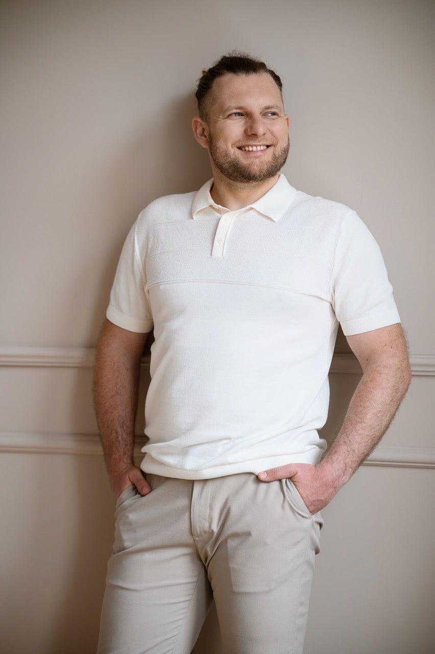 Mężczyzna w białej koszulce polo, swobodny portret biznesowy