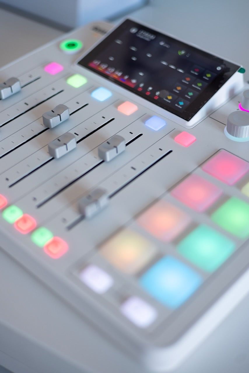 Panel Rodecaster Pro II z kolorowym podświetleniem