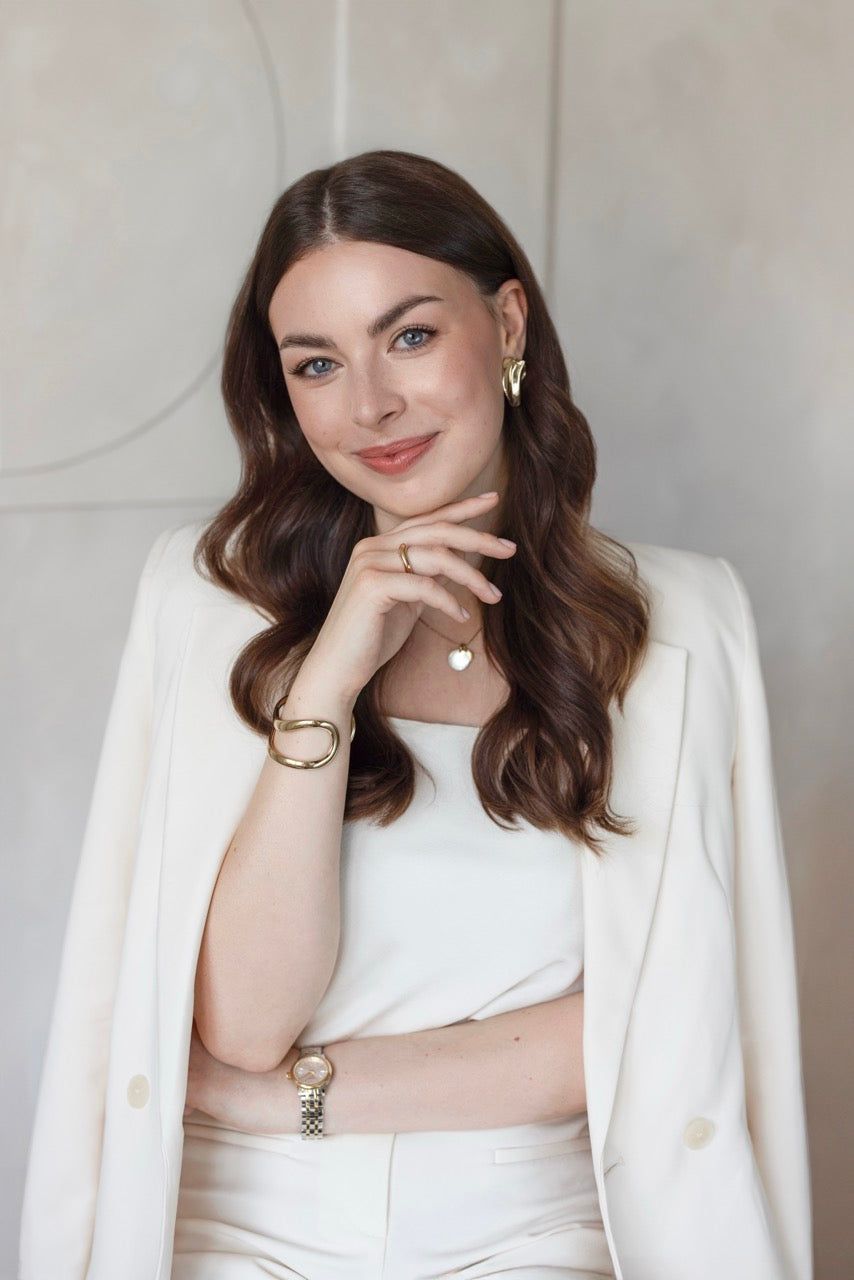 Uśmiechnięta kobieta w białej marynarce, portret wizerunkowy w Silky Studio