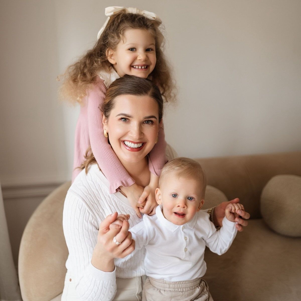Mama z dwójką dzieci, rodzinny portret