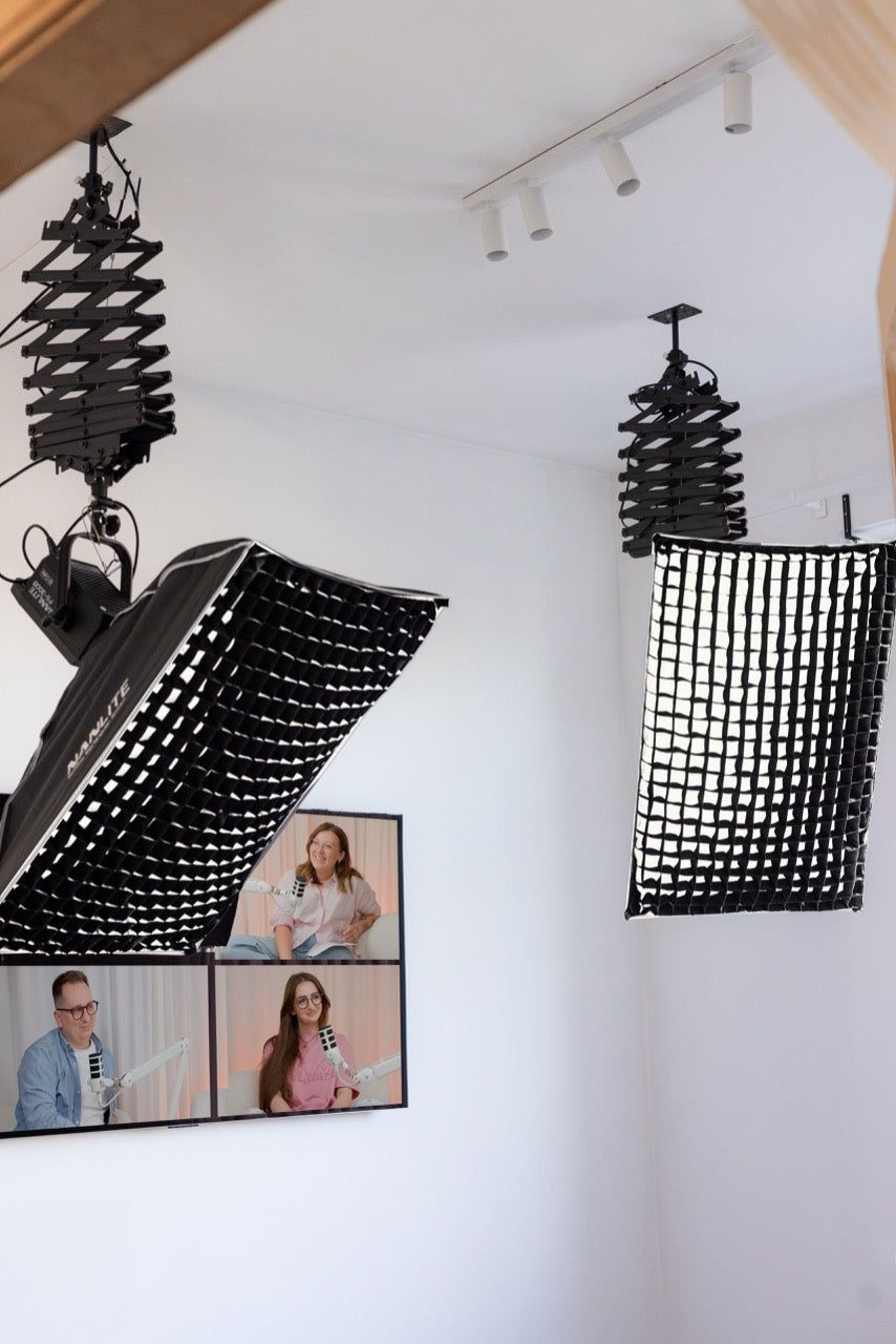 Lampy Nanlite na statywach sufitowych w studiu podcastowym
