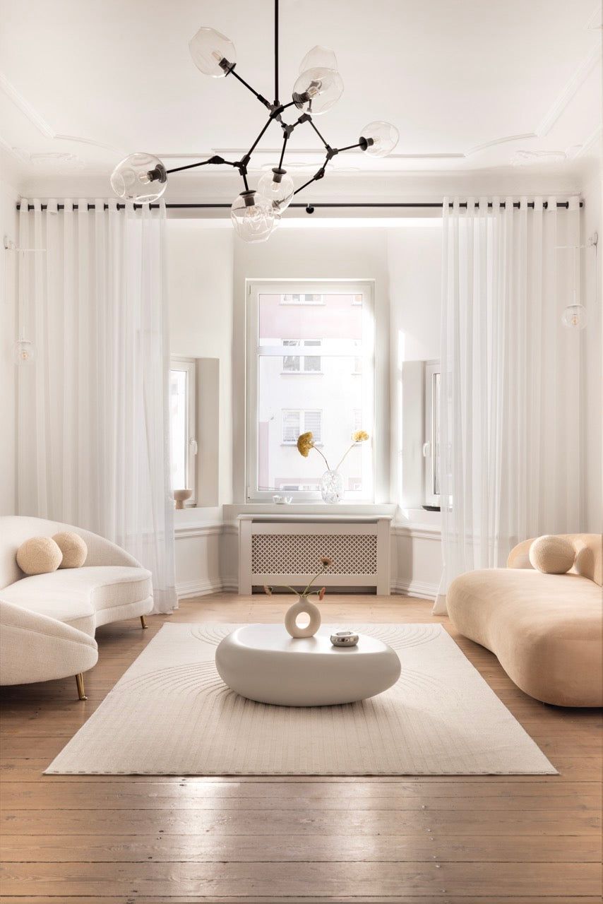 Salon z Sypialnią w Silky Studio: jasny salon z sofą i wysokim oknem