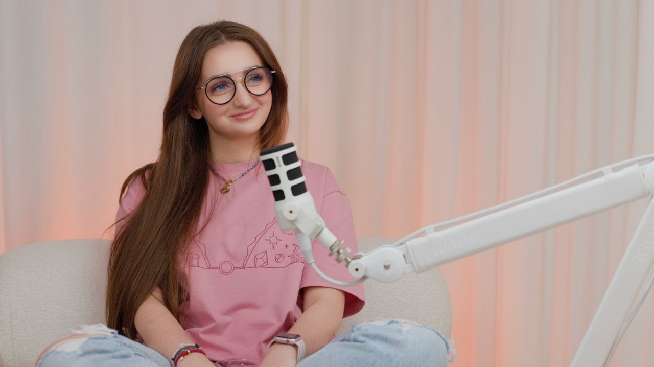 Kadr z nagrania podcastu: rozmówczyni przy mikrofonie Rode