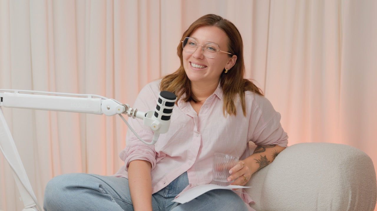 Kadr z nagrania podcastu: uśmiechnięta rozmówczyni