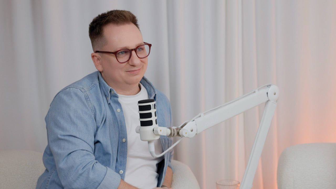 Kadr z nagrania podcastu: rozmówca w okularach