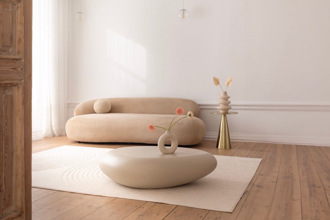 Jasne wnętrze Silky Studio z designerską sofą